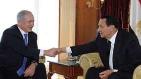 Le président égyptien Hosni Moubarak (à droite) a demandé au Premier ministre israélien Benjamin Netanyahu d'infléchir sa position afin de relancer les pourparlers de paix avec les Palestiniens, lors d'une rencontre à Charm el Cheikh. /Photo prise le 6 ja