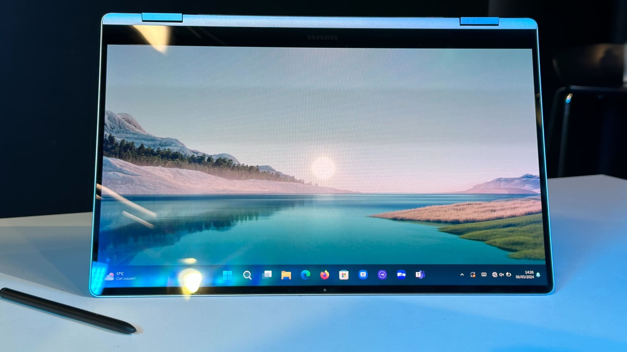 L'écran du Samsung Galaxy Book4 360 ne dispose d'aucun traitement anti-reflet L'écran du Samsung Galaxy Book4 360 ne dispose d'aucun traitement anti-reflet