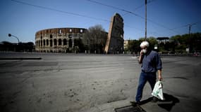 Un homme se promenant près du Colisée à Rome le 11 avril 2020
