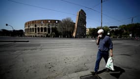 Un homme se promenant près du Colisée à Rome le 11 avril 2020