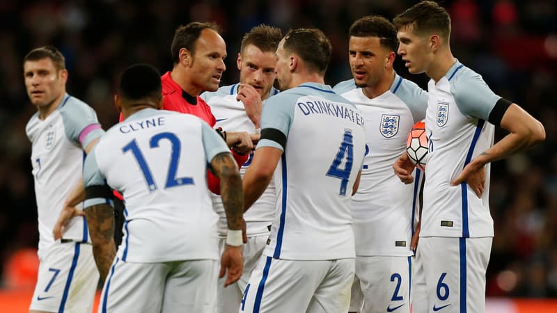 Vardy et Drinkwater en discussions avec un arbitre