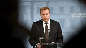 Le ministre finlandais de la Défense Antti Kaikkonen, ici le 28 septembre 2022 à Helsinki (Finlande).