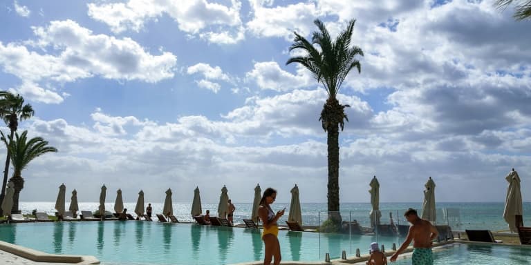 Des touristes à la piscine d'un hôtel dans la ville balnéaire de Hammamet en Tunisie, le 7 octobre 2021