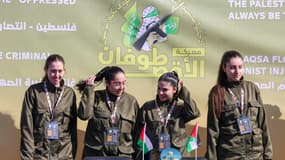 Les quatre otages israéliennes sur scène avant que les combattants du Hamas ne les remettent à une équipe de la Croix-Rouge dans la ville de Gaza, le 25 janvier 2025