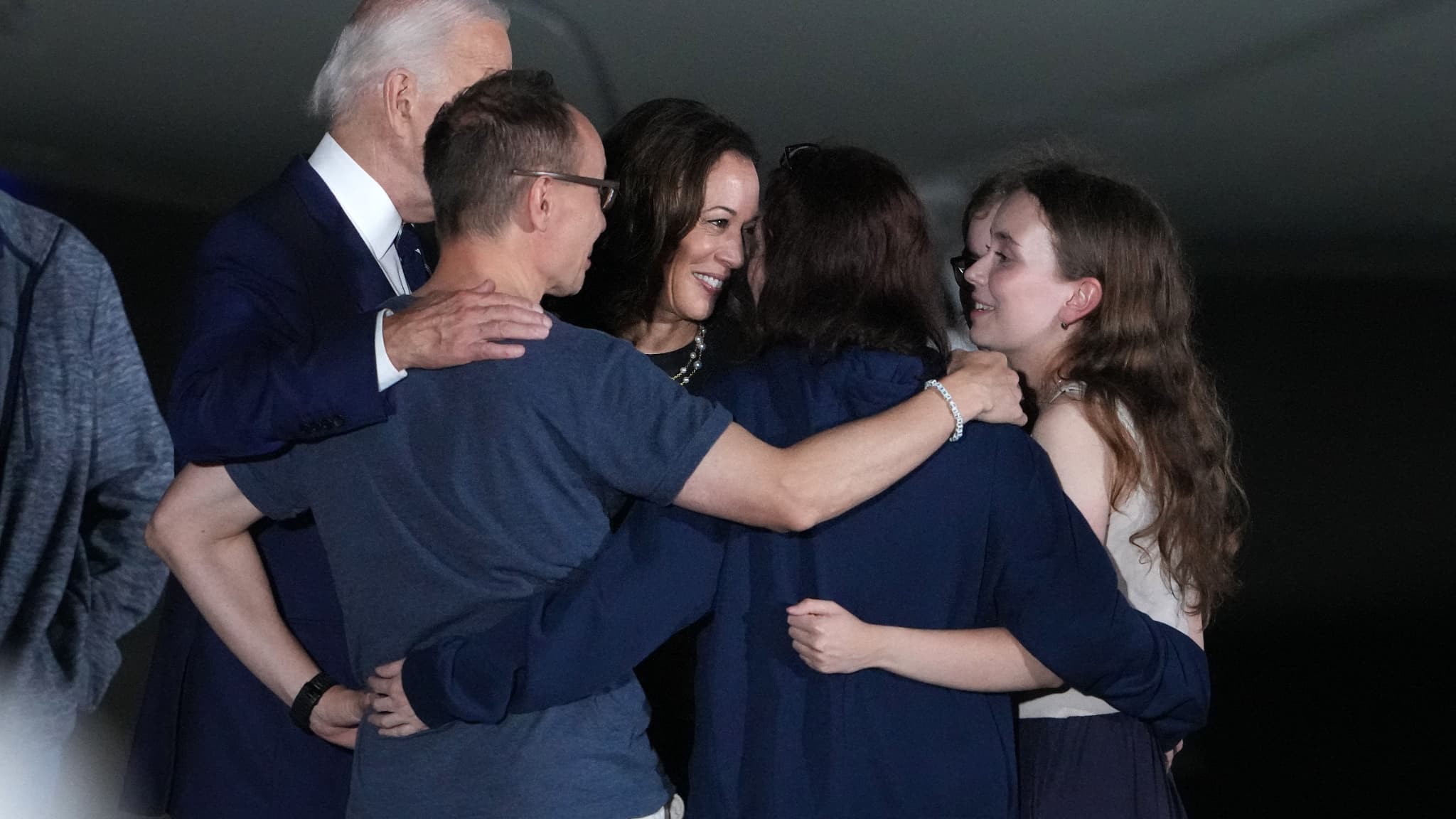 Le président américain Joe Biden et la vice-présidente américaine Kamala Harris, embrassent la famille de la prisonnière libérée Alsu Kurmasheva après son arrivée à la base conjointe d'Andrews le 1er août 2024.