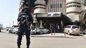 Un policier burkinabé monte la garde devant l'hôtel le Splendid, le 17 mai 2016, à Ouagadougou. (Photo d'illustration)