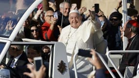 Le pape François dans sa papamobile salue la foule à Ajaccio, lors de sa visite en Corse, le 15 décembre 2024