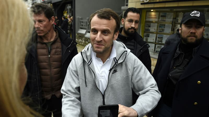 Emmanuel Macron lors d'un footing au Touquet, le 2 avril 2018, encadré par Christian Guédon et Alexandre Benalla