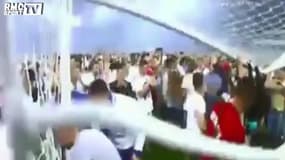 Les supporters du Dynamo Kiev détruisent un but pour fêter une victoire