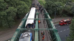 Vue aérienne de membres de l'équipe d'urgence travaillant sur le site d'un accident de train à Buenos Aires le 10 mai 2024. 