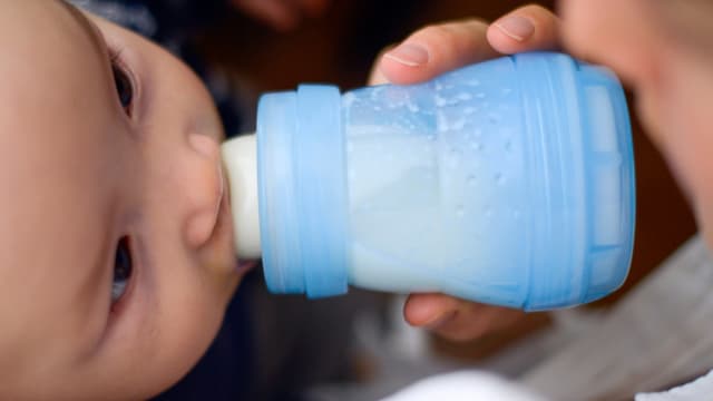 Un bébé biberonné (photo d'illustration)