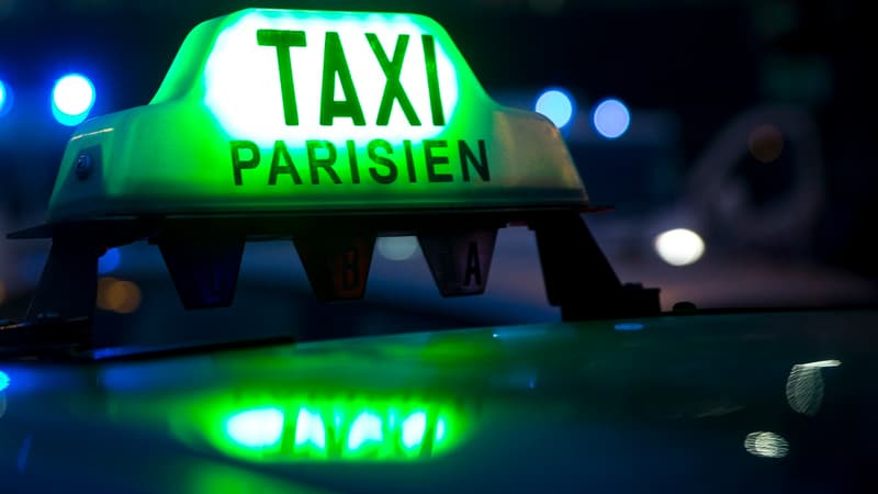 Les taxis bloquent leurs zones d'attente dans les deux aéroports parisiens.