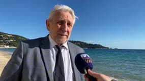 Gil Bernardi, maire du Lavandou le 6 février sur la plage de la Cavalière
