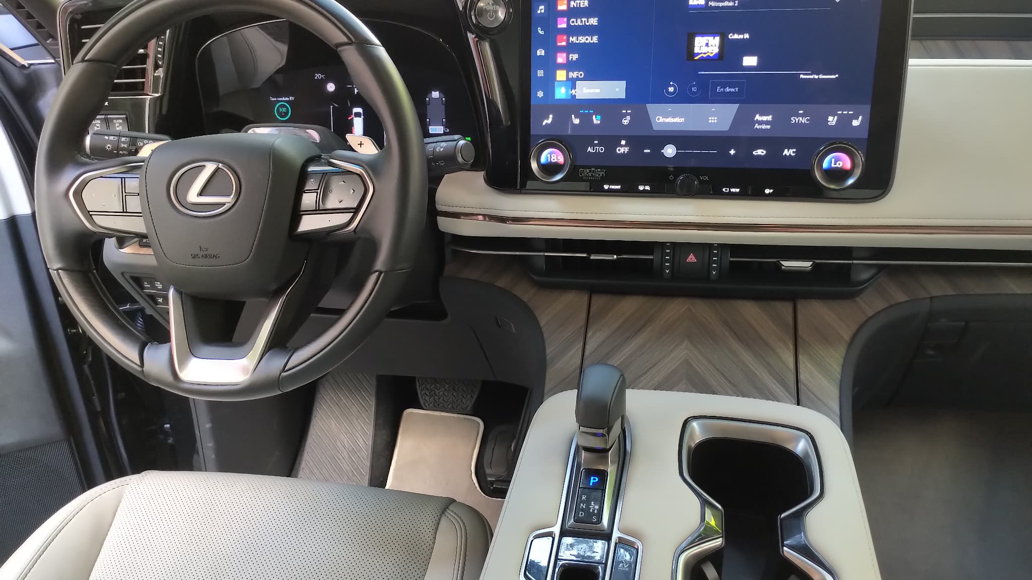 Le poste de conduite du Lexus LM350h.