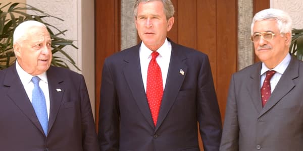 Ariel Sharon (à gauche), avec George W. Bush et Mahmoud Abbas, en 2003.