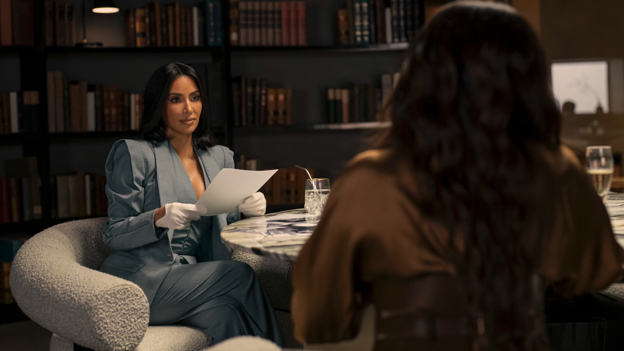 "ALL'S FAIR": KIM KARDASHIAN INCARNE UNE AVOCATE REDOUTABLE DANS LA NOUVELLE SÉRIE DE RYAN MURPHY