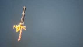 Le propulseur du vol 8 de SpaceX Starship revient de son ascension sur la plage de Boca Chica le 6 mars 2025 à Boca Chica Beach, Texas. 