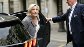 Marine Le Pen arrive au siège du Rassemblement national (RN), le 8 juillet 2024 à Paris