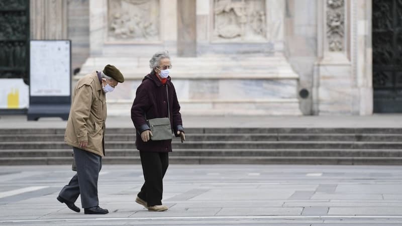 Un couple de personnes âgées à Milan, le 31 mars 2020.