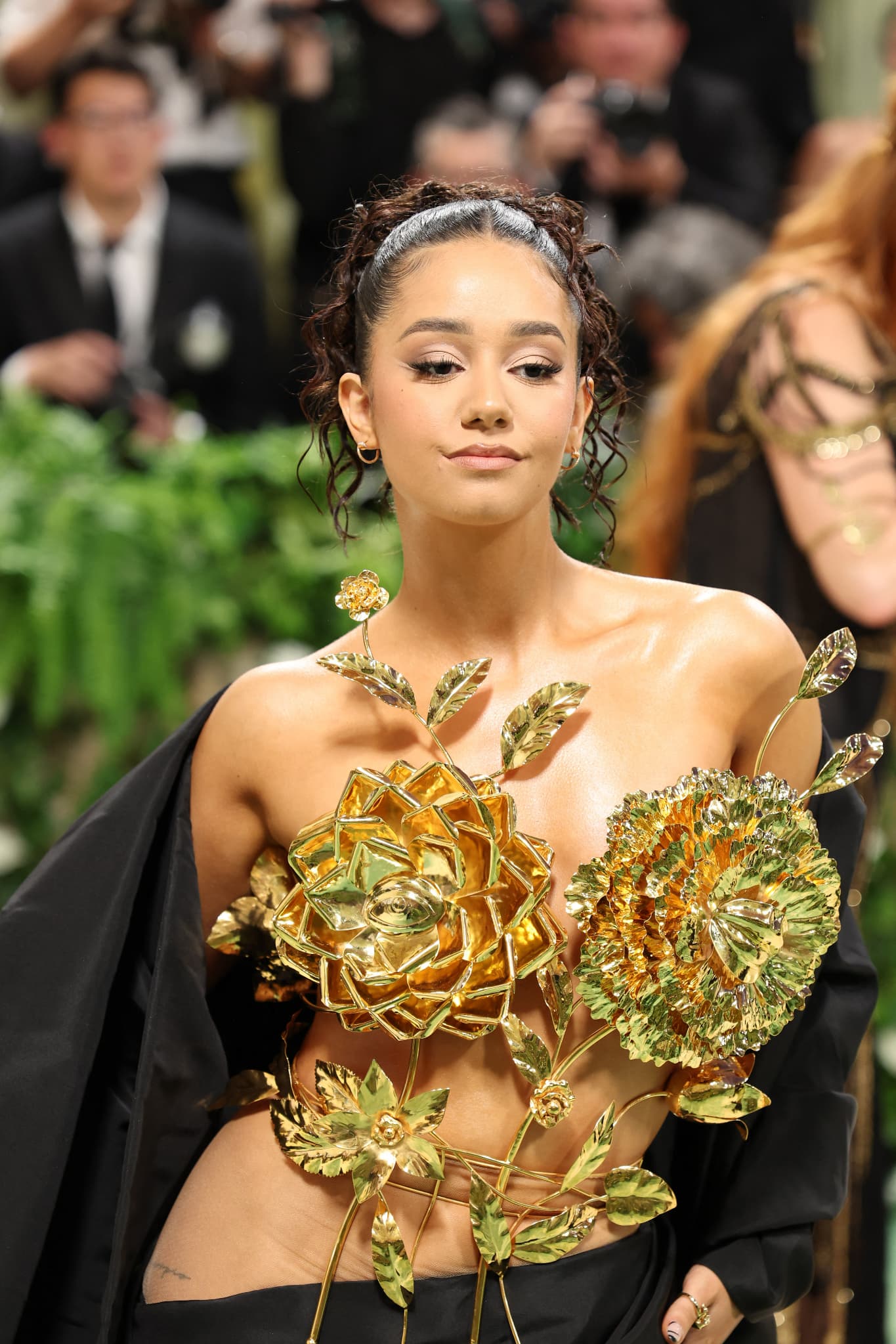 Bustier doré et jeux de drapés signés Schiaparelli, zoom sur le look de Lena  Mahfouf au Met Gala 2024