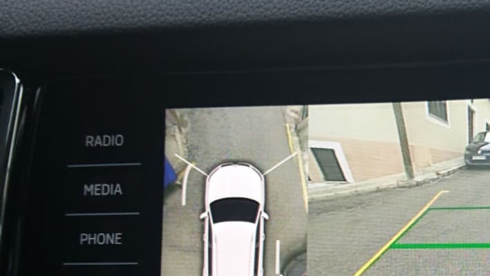 En ville, le Kodiaq se montre plutôt agile malgré son gabarit. Ici bien aidé par le système de caméra arrière avec vue du dessus.