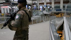 Un soldat de l'opération Sentinelle dans un hall de la gare de Lyon après une attaque à l'arme blanche, le 3 février 2024 à Paris