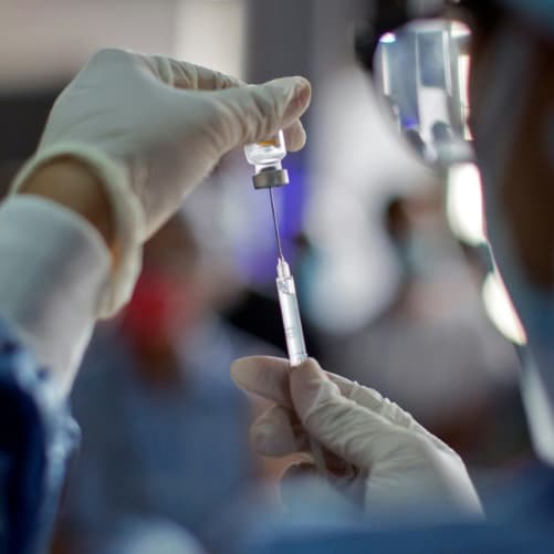 EN DIRECT - Covid-19: l'OMS donne son homologation d'urgence au vaccin chinois Sinovac