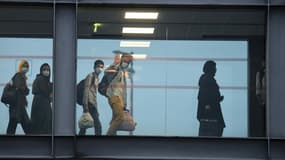 Des passagers rapatriés d'Afghanistan arrivent à l'aéroport de Roissy, le 18 août 2021