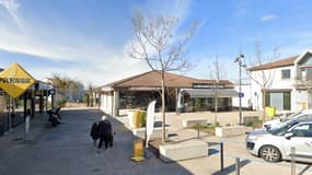 Placette où est situé le restaurant Del Pasto à Marcy-l'Étoile en mars 2024