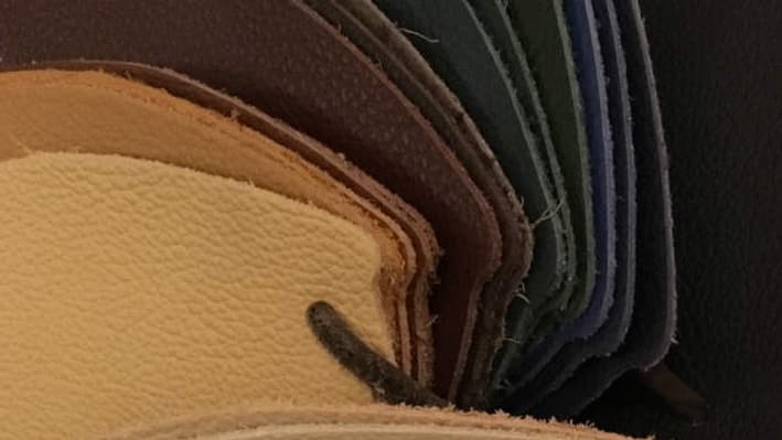 Cette boite présente aux clients les différentes possibilités de personnalisation de leur Brabus Tailor Made. Bien entendu, ils peuvent venir avec leur propre photo ou échantillon de couleur pour une série totalement sur-mesure.