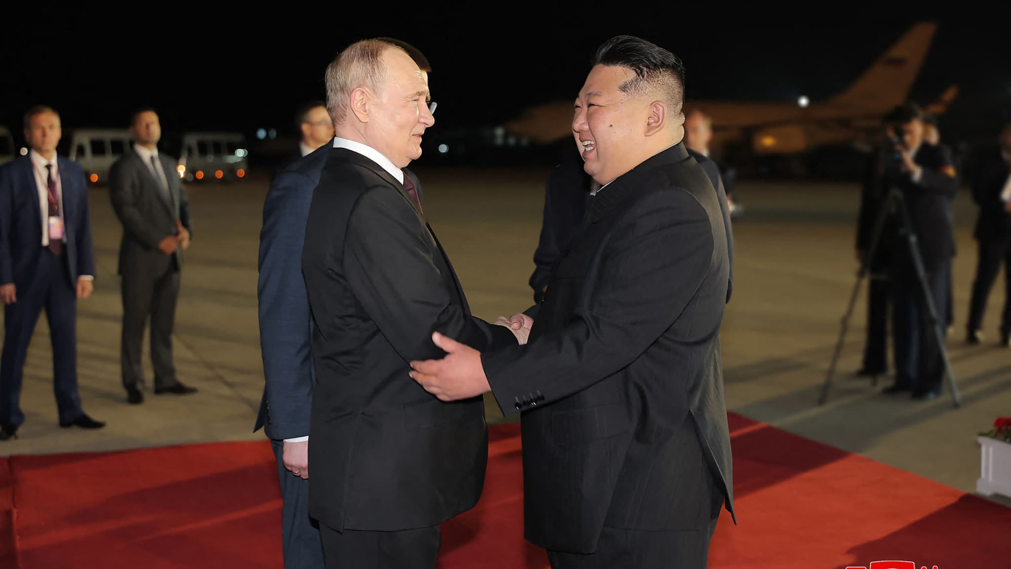 Le dirigeant nord-coréen Kim Jong Un accueille le président russe Vladimir Poutine à son arrivée à l'aéroport de Pyongyang, le 19 juin 2024.