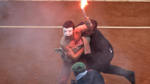 Un homme torse nu et masqué était entré avec un fumigène sur le court central. L'action a été revendiquée par le groupe d'activistes "Hommen", qui se veut être "le porte-étendard de la résistance contre le mariage gay".