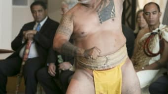 Photo prise le 11 mars 2016 et fournie par le musée national néo-zélandais Te Papa montrant une démonstration d'art martial hawaïen lors d'une cérémonie à Wellington pour la remise d'objets ayant appartenu au Capitaine Cook Photo prise le 11 mars 2016 et fournie par le musée national néo-zélandais Te Papa montrant une démonstration d'art martial hawaïen lors d'une cérémonie à Wellington pour la remise d'objets ayant appartenu au Capitaine Cook
