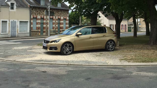 Après une première génération (2007/2013), Peugeot a lancé en 2013 la seconde génération de la 308. Peugeot restyle cet été la compacte.