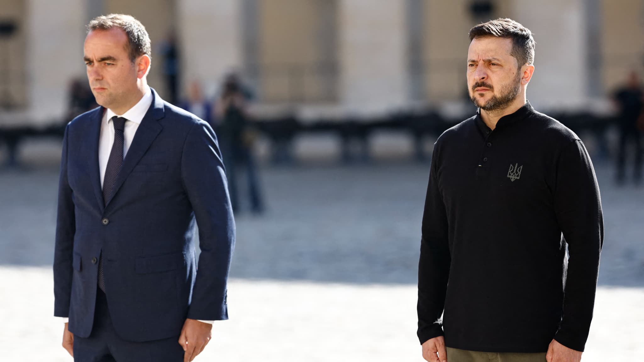 Le président ukrainien Volodymyr Zelensky et le ministre français des Armées Sébastien Lecornu dans la cour des Invalides, à Paris, pour une cérémonie d'honneurs militaires, le 7 juin 2024 Le président ukrainien Volodymyr Zelensky et le ministre français des Armées Sébastien Lecornu dans la cour des Invalides, à Paris, pour une cérémonie d'honneurs militaires, le 7 juin 2024