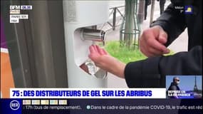 Paris: des distributeurs de gel hydroalcoolique installés sur les abribus