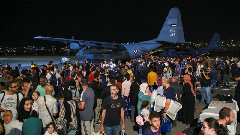 Des personnes évacuées du Soudan arrivent à l'aéroport militaire d'Amman, en Jordanie, le 24 avril 2023.