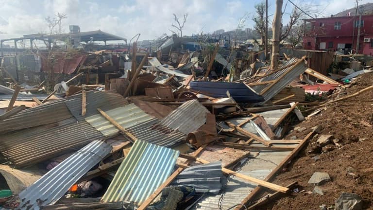 Des débris de tôles et de bois après le passage du cyclone Chido à Mayotte, le 15 décembre 2024 Des débris de tôles et de bois après le passage du cyclone Chido à Mayotte, le 15 décembre 2024