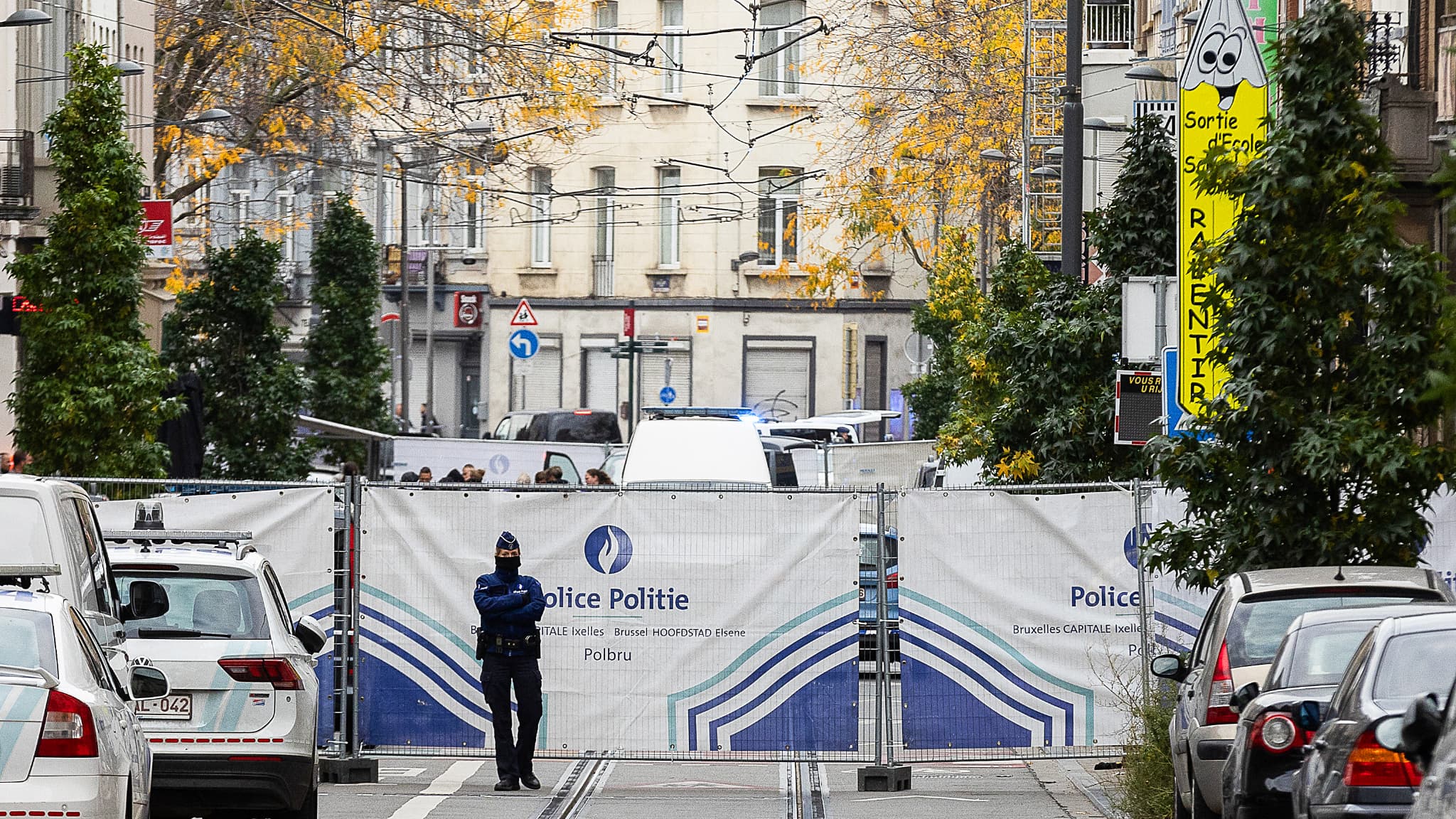 Un policier monte la garde dans la rue du quartier de Schaerbeek à Bruxelles le 17 octobre 2023, où l'auteur présumé de l'attentat de la veille a été neutralisé. Un policier monte la garde dans la rue du quartier de Schaerbeek à Bruxelles le 17 octobre 2023, où l'auteur présumé de l'attentat de la veille a été neutralisé.