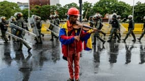 Le jeune Vénézuélien devenu célèbre en jouant du violon pendant les manifestations contre le pouvoir au Venezuela, le 24 mai 2017 à Caracas