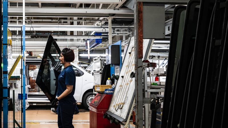 Sochaux: saturée, l'usine Stellantis stocke ses véhicules sur un aérodrome désaffecté