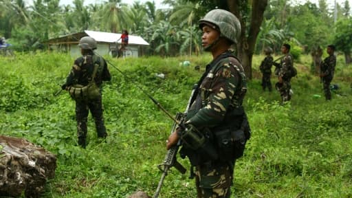 A soldat philippin patrouille le 10 mai 2017 sur l'île de Mindanao A soldat philippin patrouille le 10 mai 2017 sur l'île de Mindanao