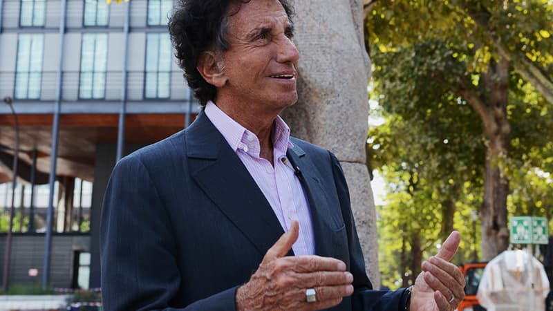 Jack Lang, le 21 août, devant l'Institut du monde Arabe.