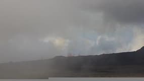 Le piton de La Fournaise en éruption - Témoins BFMTV
