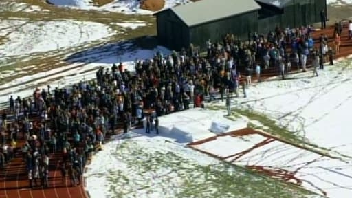 Des étudiants se regroupent sur le stade de l'Arapahoe High School, après une fusillade, vendredi.