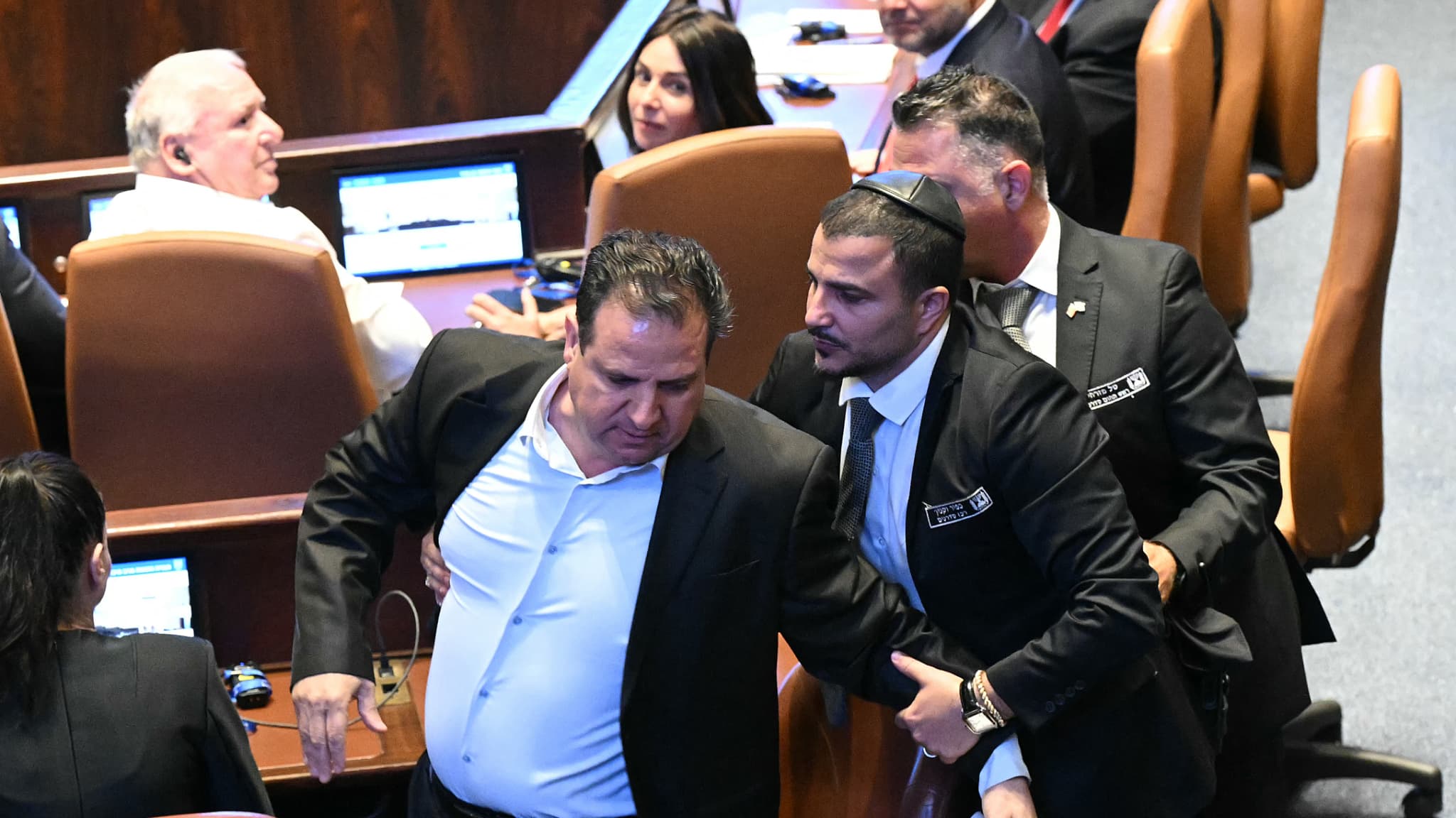 DEUX DÉPUTÉS ISRAÉLIENS ÉVACUÉS DE LA SALLE DU PARLEMENT APRÈS AVOIR INTERROMPU LE DISCOURS DE DONALD TRUMP