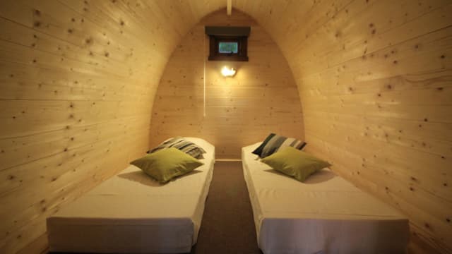 Cette cabane de bois massif, en forme de tente, est fabriquée en Pologne.