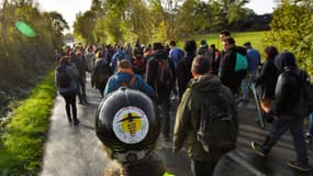 Des centaines de manifestants défilent sur le site de la ZAD de Notre-Dame-des-Landes, en Loire-Atlantique, le 21 octobre 2017. 