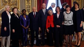 Enrico Letta, le nouveau président du Conseil italien (au centre), aux côtés du président Giorgio Napolitano et des membres de son gouvernement. Les ministres du cabinet Letta ont prêté serment dimanche au palais du Quirinal de Rome, tandis que des coups