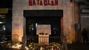 Des bougies et des bouquets de fleurs déposés devant le Bataclan, à Paris, après les attaques du 13 novembre 2015.